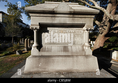 Tombe de John Caldwell Calhoun, un homme politique de premier plan dans l'Amérique d'avant l'Église Cimetière Philips Charleston, Caroline du Sud Banque D'Images