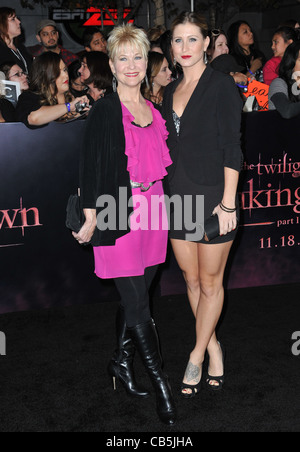 Dee Wallace & Gabrielle Pierre (à droite) lors de la première mondiale de "La Saga Twilight : Breaking Dawn - Part 1' Banque D'Images