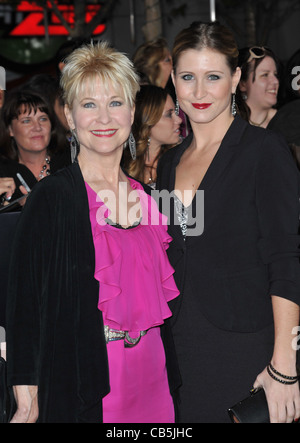 Dee Wallace & Gabrielle Pierre (à droite) lors de la première mondiale de "La Saga Twilight : Breaking Dawn - Part 1' Banque D'Images