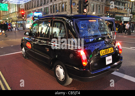 Lumières de Noël et taxi noir à Regent Street, Soho, City of Westminster, Londres, Grand Londres, Angleterre, Royaume-Uni Banque D'Images