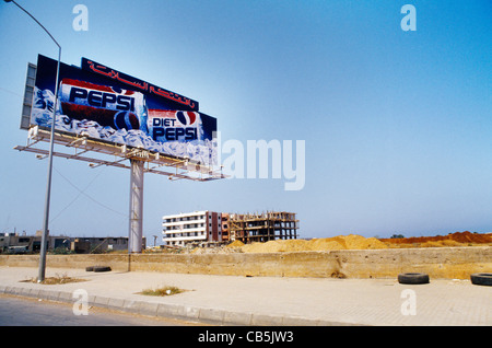 Beyrouth Liban Billboard Pepsi sur le bord de la route par un chantier de construction Banque D'Images