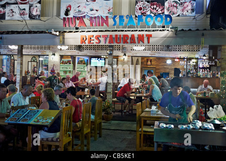 Hua Hin. Restaurant de fruits de mer populaire bondé au marché nocturne de Hua Hin, Thaïlande Asie Banque D'Images