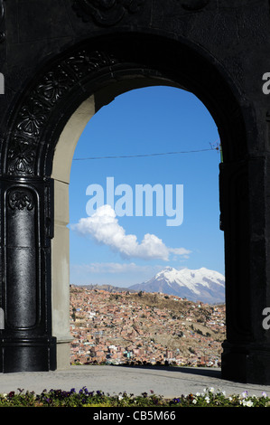 Un arc monumental sur Killi Killi Mirador à La Paz, Bolivie Banque D'Images