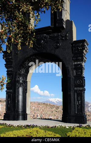 Un arc monumental sur Killi Killi Mirador à La Paz, Bolivie Banque D'Images