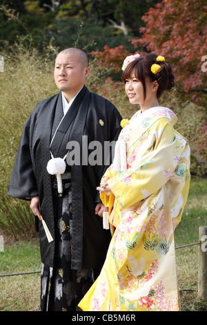 Jeunes mariés japonais dans des vêtements de mariage traditionnel kimono Banque D'Images