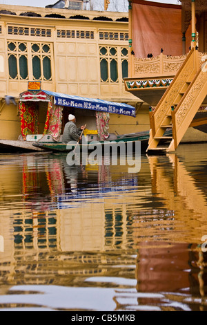 Scène quotidienne du lac Dal, Srinagar, Cachemire, Inde, Asie Banque D'Images