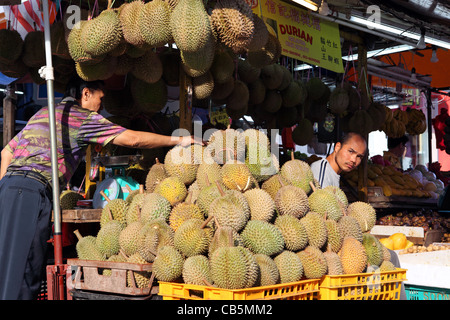 Durian en vente au marché de rue dans Bukit Bintang. Banque D'Images