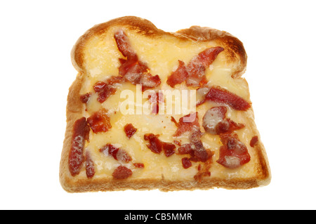 Fromage et bacon croustillant sur toast isolés contre white Banque D'Images