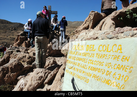 Une plaque à Cruz del Condor, la célèbre place pour l'affichage le condor en vol au Canyon de Colca, Pérou Banque D'Images