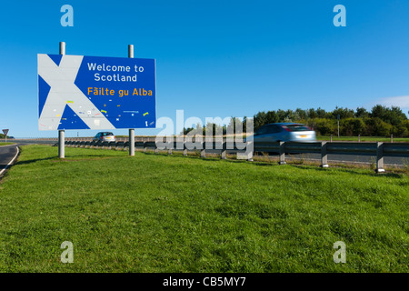 Scottish Borders la signalisation sur l'A1 à deux voies dans le Northumberland, Angleterre Banque D'Images
