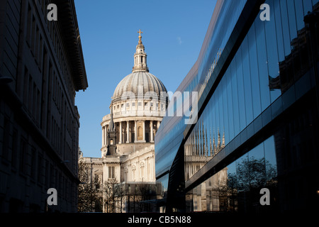 La Cathédrale St Paul reflète dans les murs en verre d'un nouveau centre commercial Changement Cheapside Londres Banque D'Images