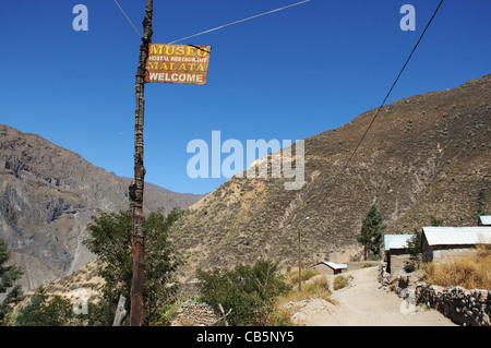 Un signe pour le musée dans le petit village de Malata au Canyon du Colca, Pérou Banque D'Images