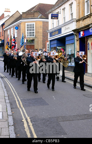 Dimanche du souvenir parade dans les rues d'Angleterre Sherborne Banque D'Images