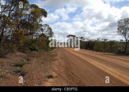 Véhicule 4X4 sur la piste de terre rouge, outback Australie occidentale, Australie Banque D'Images