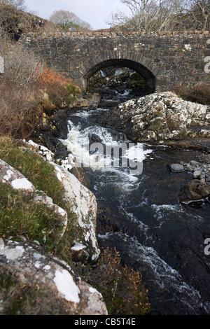 Pont de pierre sur la rivière à l'Allt Eas Eas Falls, près de l'Kilbrennan, Ile de Mull, en Ecosse. Banque D'Images