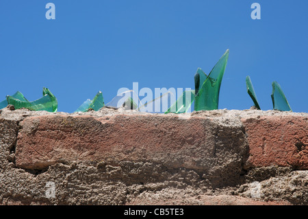 Les éclats de verre sur le dessus d'un mur comme une mesure de sécurité Banque D'Images