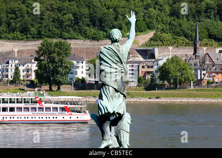 La statue du poète, Joseph Görres semble saluer les touristes sur une croisière sur le Rhin à Coblence. Banque D'Images