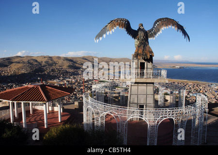 Une statue géante d'un condor surplombant la ville péruvienne de Puno sur le lac Titicaca Banque D'Images