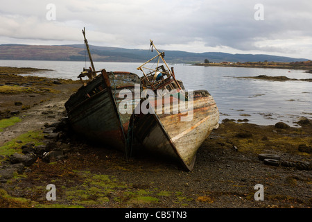 Bateaux de pêche naufragé échoué sur la côte de Salen, île de Mull. Banque D'Images