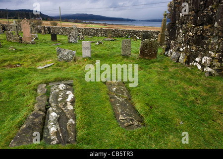 17e siècle, deux plaques de roulement des effigies de l'homme et la femme dans Pennygowan Fhaoileann Cimetière (Acel), Salen. Banque D'Images