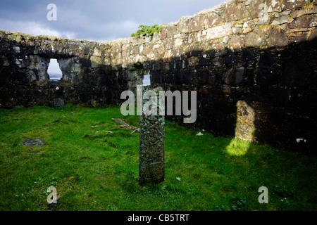 Le reste debout d'un crucifix du 16ème siècle dans la vieille chapelle, Pennygowan Fhaoileann Cimetière (Acel) Salen, île de Mull. Banque D'Images