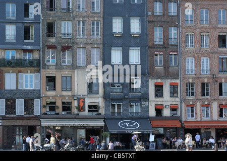 Vue sur le port de Honfleur, Normandie, France. Maisons avec style typique, et de vieilles fenêtres, bateaux, voir Banque D'Images