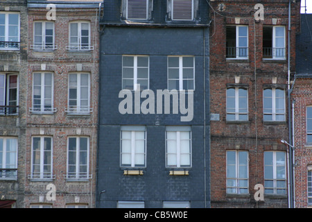 Vue sur le port de Honfleur, Normandie, France. Maisons avec style typique, et de vieilles fenêtres, bateaux, voir Banque D'Images