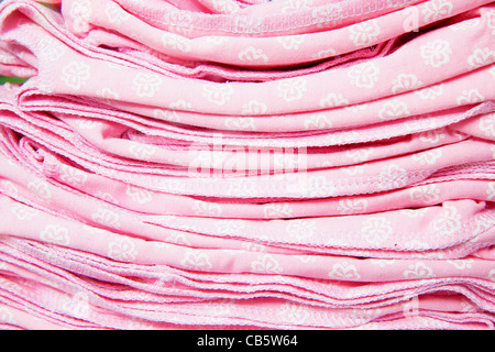 Beaucoup de vêtements de bébé rose. Une pile de close-up Banque D'Images