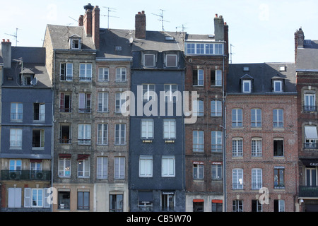 Vue sur le port de Honfleur, Normandie, France. Maisons avec style typique, et de vieilles fenêtres, bateaux, voir Banque D'Images