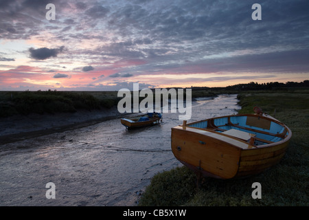 Un chenal de marée à marée basse à Morston sur la côte nord du comté de Norfolk avec le village de Blakeney dans la distance Banque D'Images