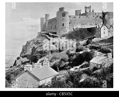 Château de Harlech Gwynedd au Pays de Galles falaise Mer d'Irlande le roi Édouard gatehouse massive JE Men of Harlech village ville Banque D'Images