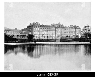 Buckingham Palace Londres résidence royale monarque britannique Westminster angleterre Reine Roi étang Lake Banque D'Images