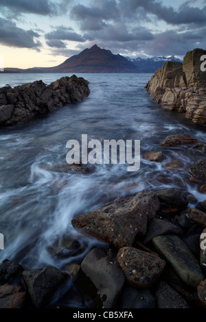 La vue sur le Loch Scavaig vers les Cuillin Hills depuis Elgol sur l'île de Skye Banque D'Images