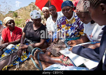 Un groupe d'entraide des finances, Nairobi, Kenya. Ils se réunissent régulièrement parler de sauver l'argent et à accorder des prêts à l'autre. Banque D'Images