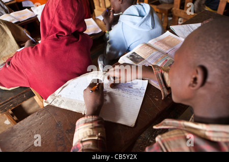 Les enfants à leur bureau en classe pendant un cours. Une ONG exécute divers programmes de formation pour aider l'école et les élèves. Banque D'Images