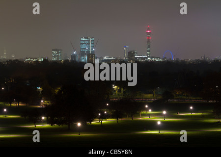 Voir si la ville de Londres dans la nuit du haut de Primrose Hill dans le London Borough of Camden. Banque D'Images