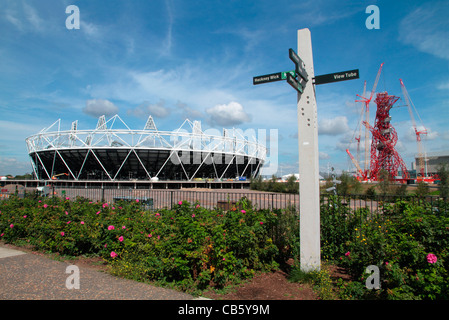 Le stade olympique de Londres 2012, l'ArcelorMittal Orbit tour d'observation et plan de site dans le Parc olympique de Stratford, London Banque D'Images