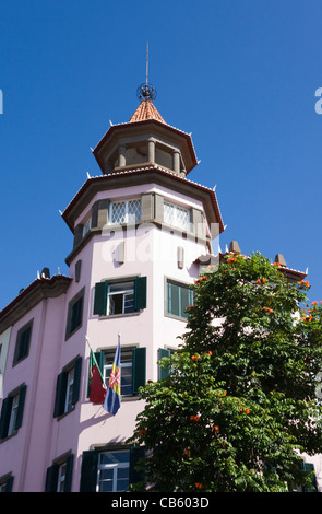 Bâtiment rose sur le coin de la Rua do Carmo, Funchal, Madère Banque D'Images