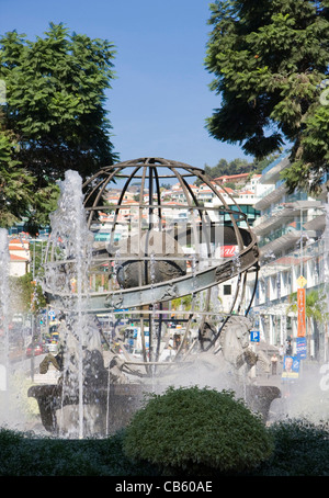 Fontaine, Rotunda (Placa) do Infante, Avenida do Infante, Funchal, Madère Banque D'Images