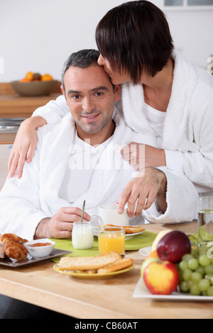 Couple eating breakfast ensemble Banque D'Images