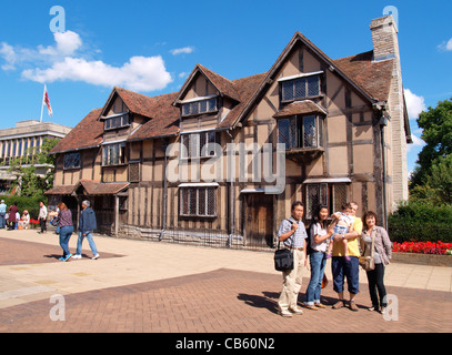 Touriste japonais ayant leur photo prise devant le lieu de naissance de Shakespeare, Stratford upon Avon, Warwickshire, UK Banque D'Images