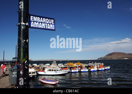 Le port de Puno au Pérou, avec des bateaux pour l'Île Amantani Banque D'Images