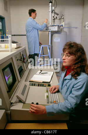 Les scientifiques à l'aide de l'équipement de laboratoire, Laboratoire de recherche et développement, l'entreprise chimique Banque D'Images