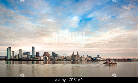 Ferry traversant la rivière Mersey en face de la ville de Liverpool Banque D'Images