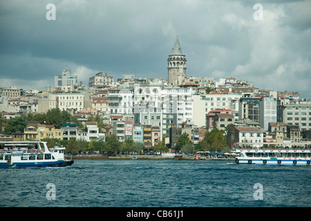 À la recherche de l'autre côté de la Corne d'or waterway à Galata d'Istanbul, dans le carré d'Eminonu Banque D'Images