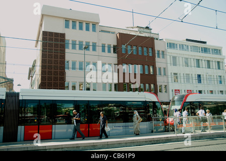 Les trams élégant pause à un arrêt de tramway le centre d'Istanbul, immeubles de bureaux modernes à l'arrière-plan Banque D'Images