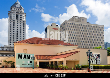 L'ancien Miami Art Museum avec le Miami-Dade County Courthouse tour derrière, West Flagler Street, Miami, Florida, USA Banque D'Images