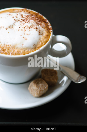 Tasse Cappuccino en blanc Banque D'Images