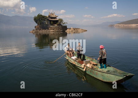 Chine Yunnan Dali le Lac Erhai. L'île de Putuo moindre et bateau Banque D'Images