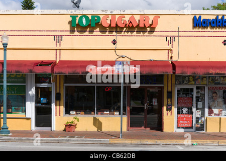 Magasin de cigares sur la Calle Ocho (SW 8th Street) dans Little Havana, Miami, Floride, USA Banque D'Images